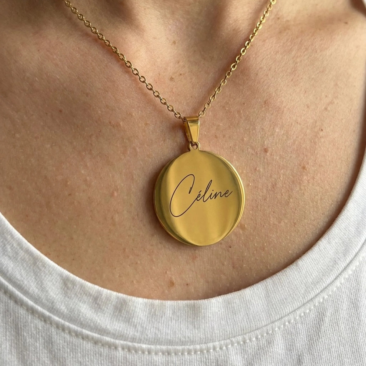 Collier gravé prénom Céline, pendentif rond plaqué or porté au cou