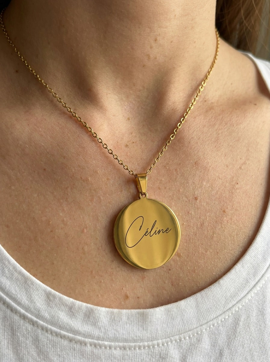 Collier gravé au prénom Céline, pendentif rond plaqué or porté au cou